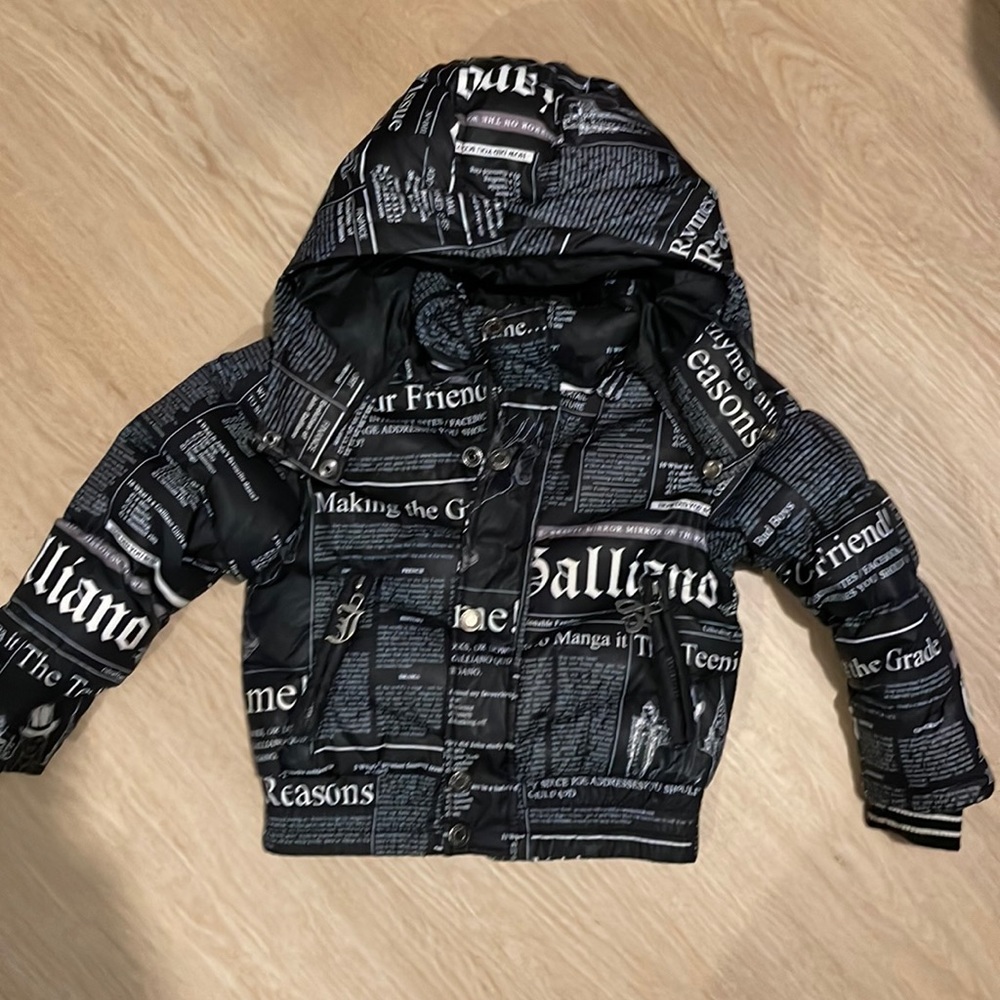 JOHN GALLIANO GAZETTE PRINT PUFFER JACKET